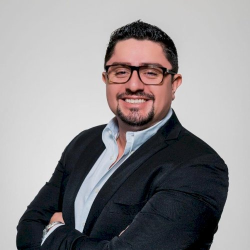 Mario Hernández, Administración de empresas con énfasis en ventas o marketing